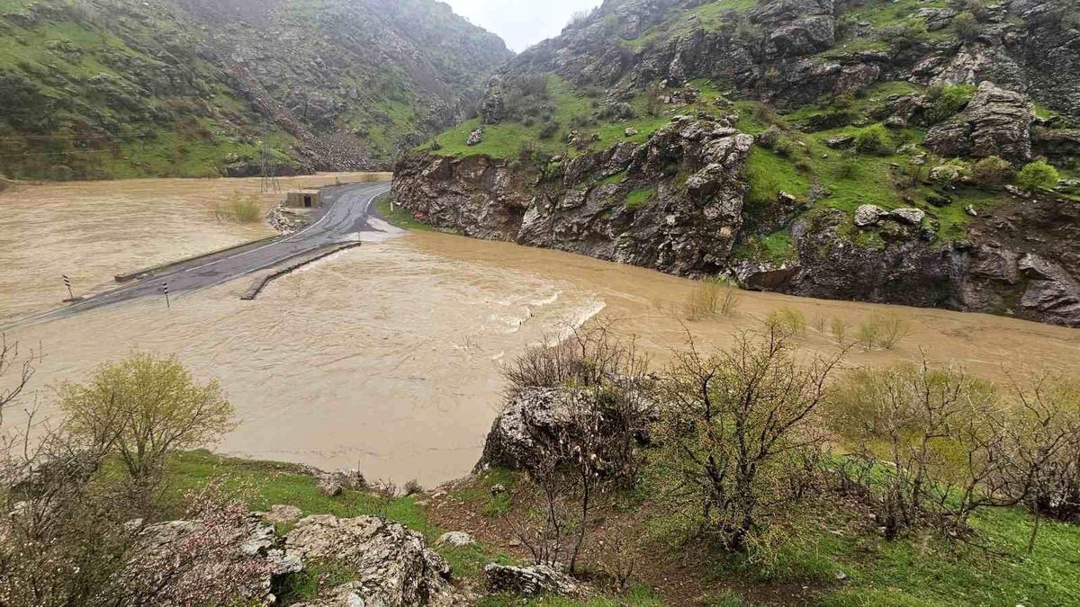 Derecik-Şemdinli kara yolu sel suları nedeniyle kapandı