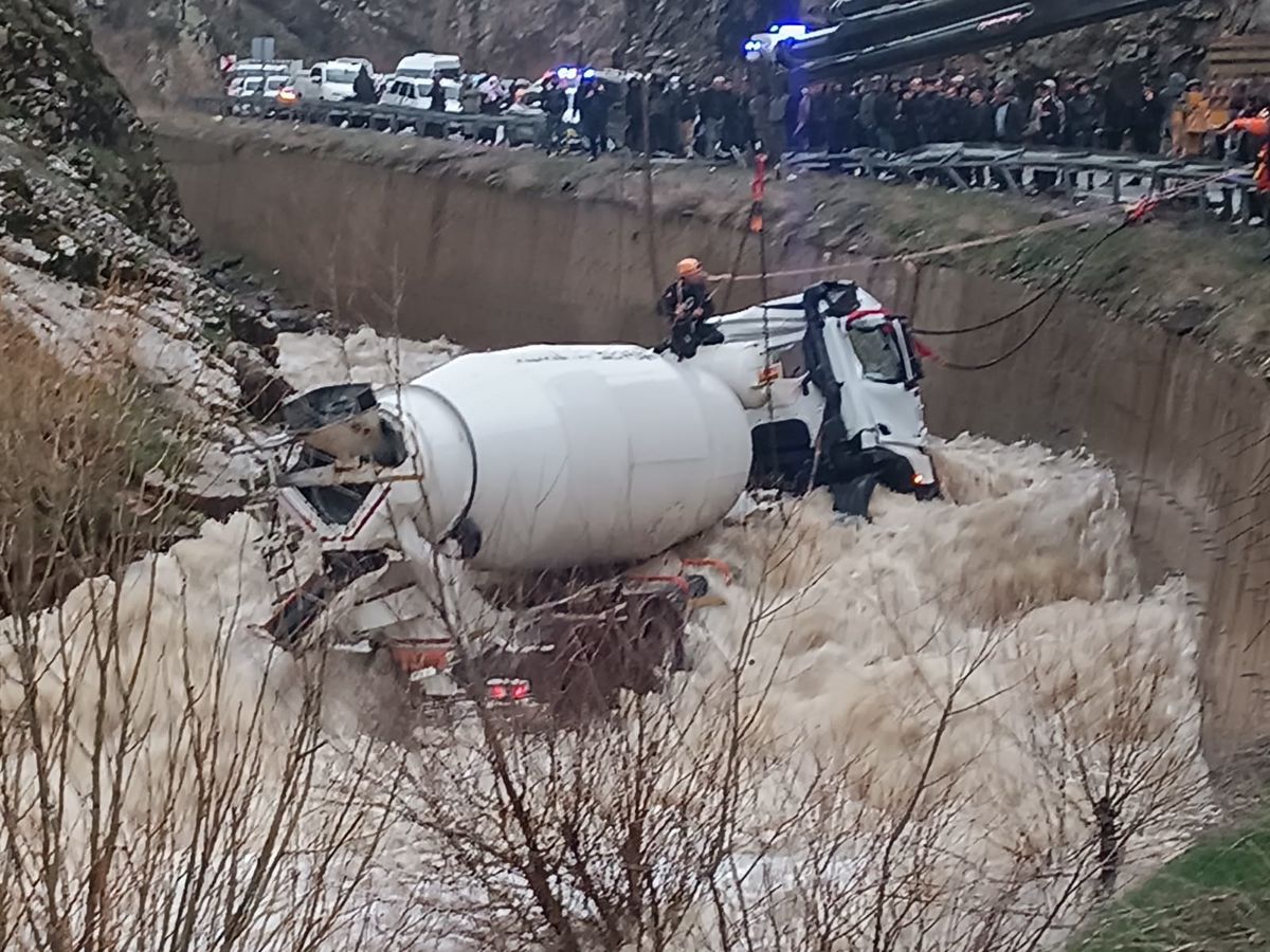 Bitlis'te Dereye Yuvarlanan Beton Mikserinin Şoförü Kayboldu
