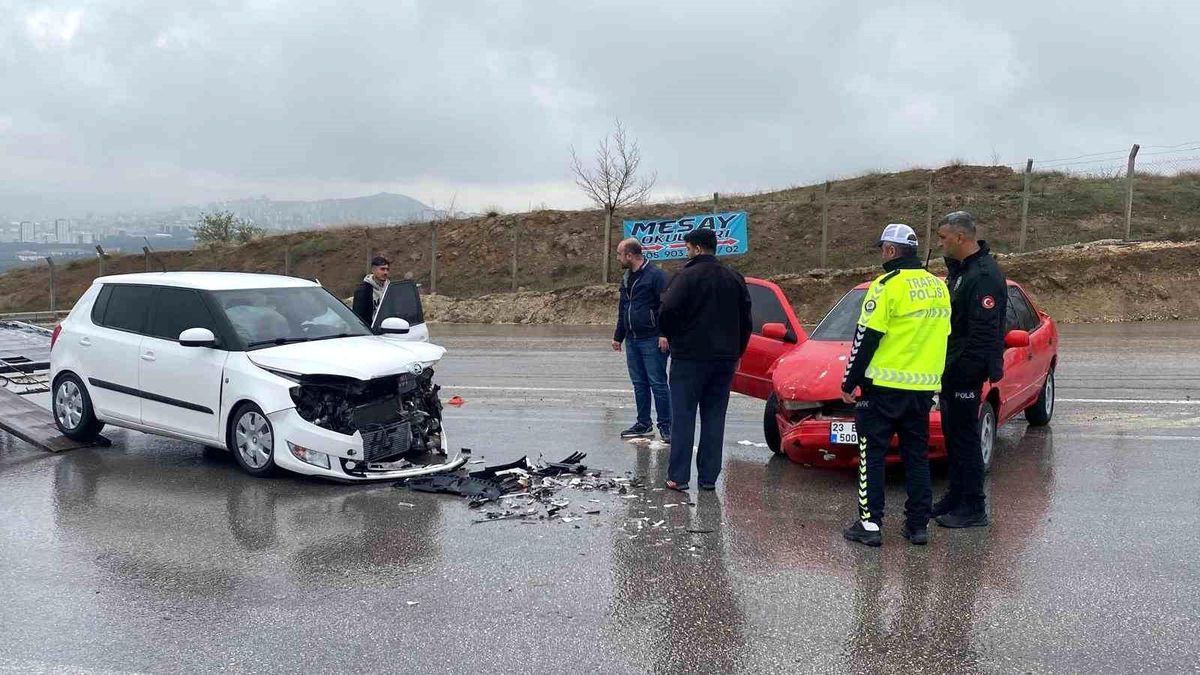 Elazığ'da otomobiller çarpıştı: 3 yaralı