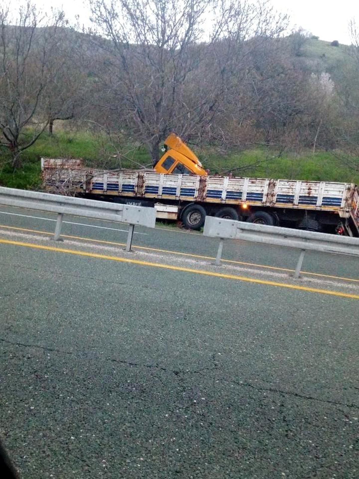 Elazığ'da tır yoldan çıktı: 1 yaralı