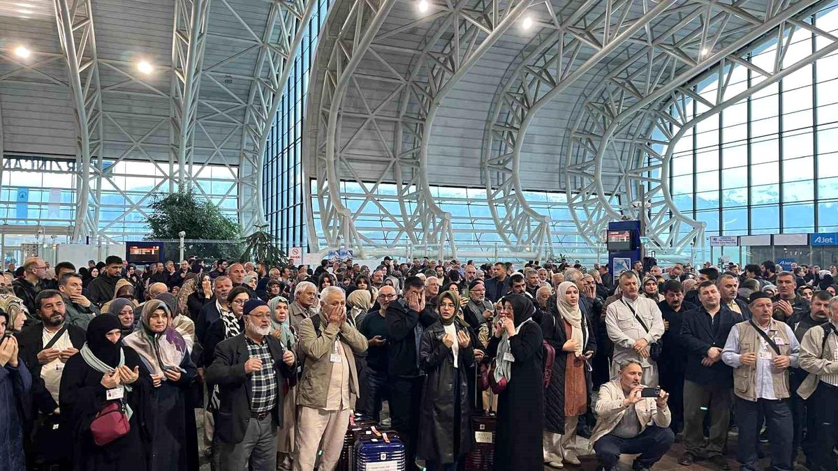 Erzincan'dan 192 hacı adayı dualarla kutsal yolculuğa uğurlandı
