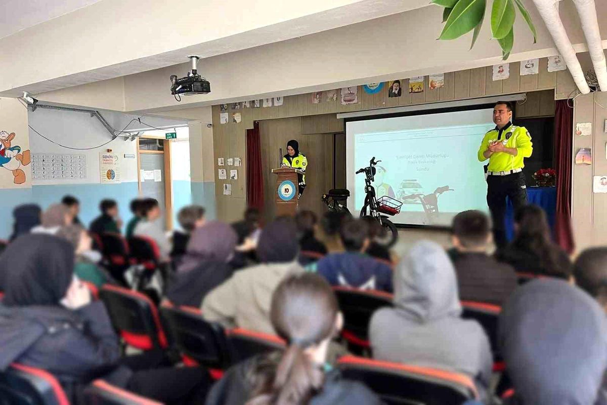 Kemah'ta öğrenci ve öğretmenlere trafik eğitimi verildi