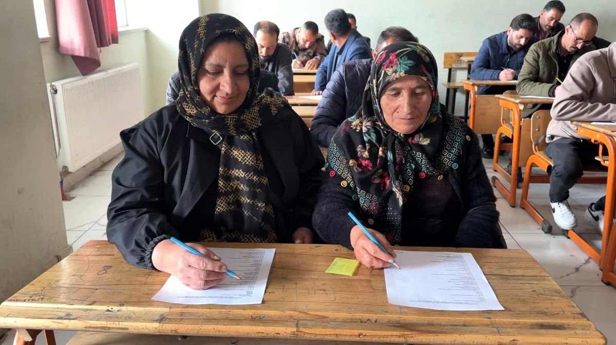 Meralardan sınıflara: Yüksekovalı çiftçiler bu kez sıralarda ter döktü