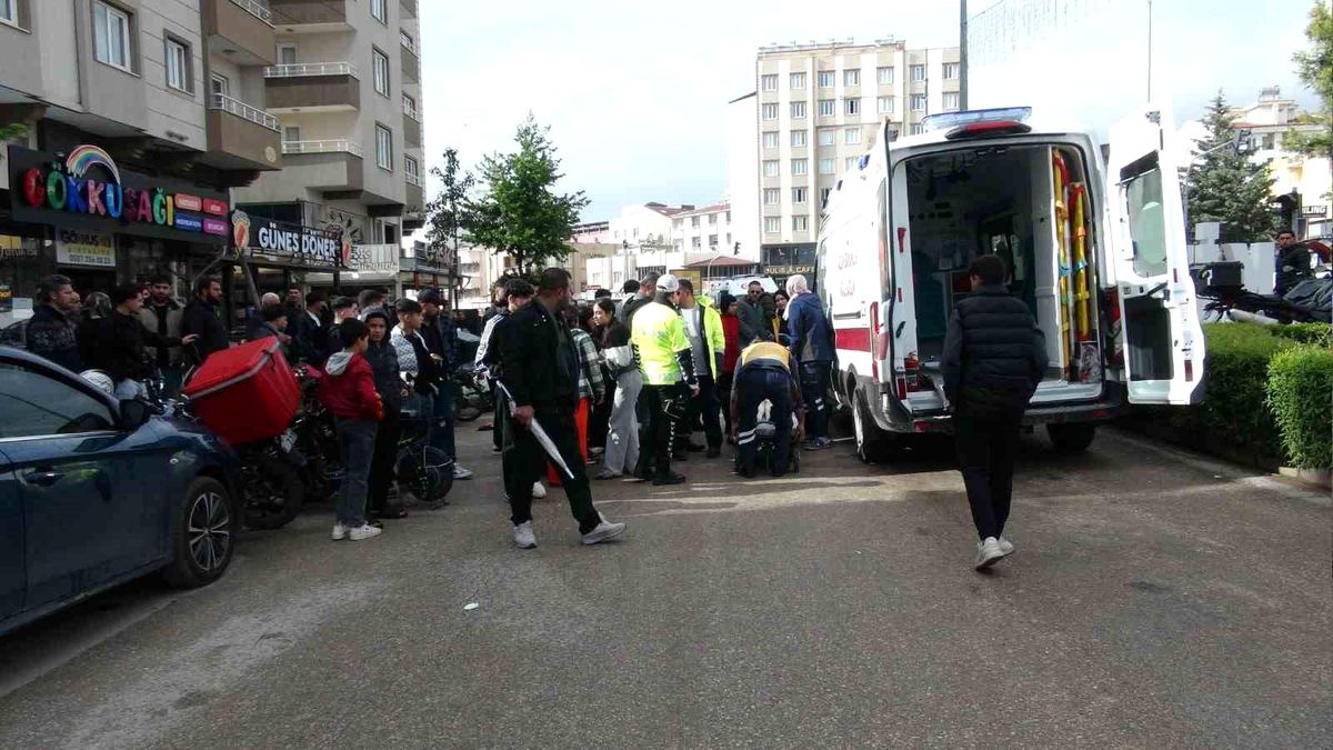 Motosikletin yayalara çarptığı kaza kamerada: Baba ve bebeği yaralandı