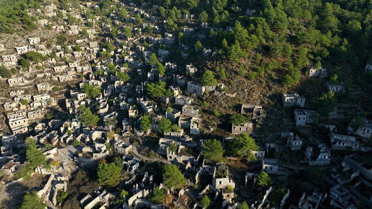 Muğla'nın 'hayalet köyü' dronla görüntülendi