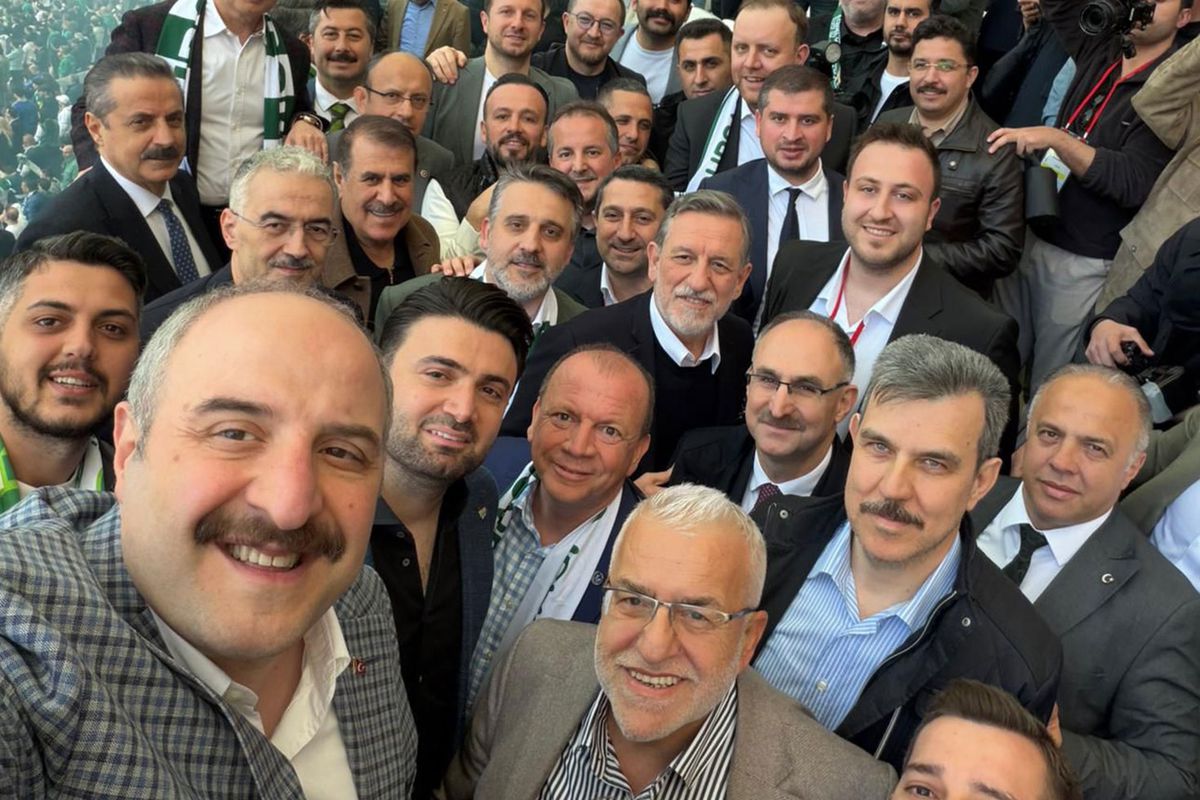 Mustafa Varank'tan şampiyonluk pozu