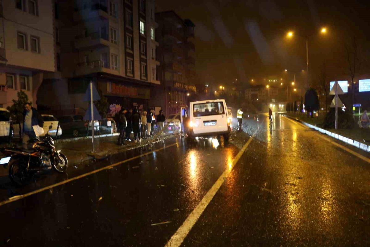 Nevşehir'de kontrolden çıkan minibüs refüje çarpıp karşı şeride geçti: 1 yaralı