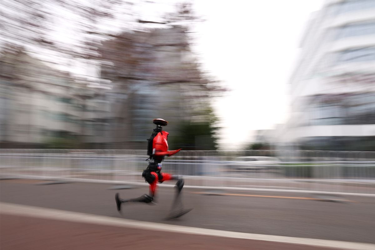 Dünya rekorundan 7 dakika daha hızlı: Robot 'Flash' Pekin'de tarih yazdı