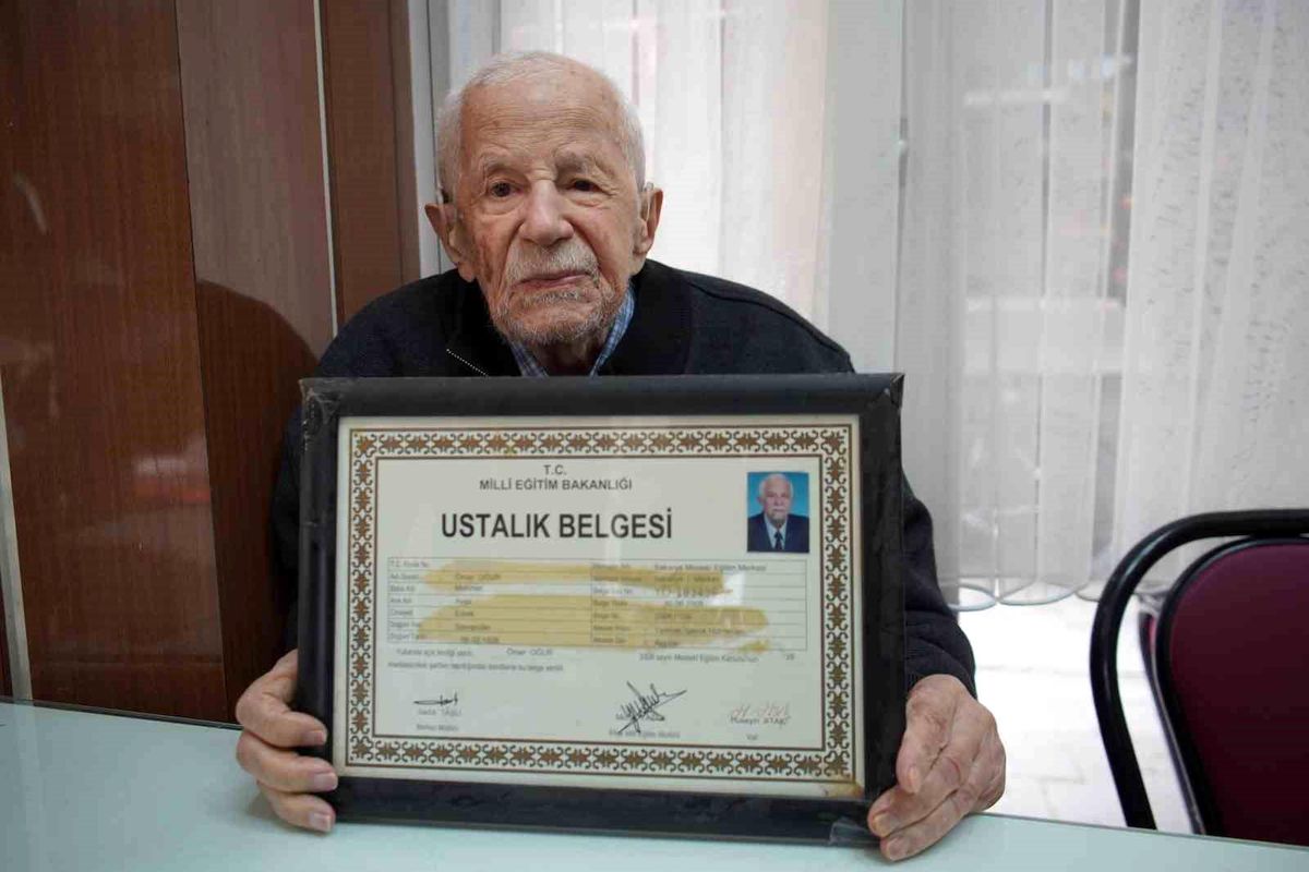 Sakarya'nın 100 yaşındaki dönercisi 84 yıldır mesleğini sürdürüyor