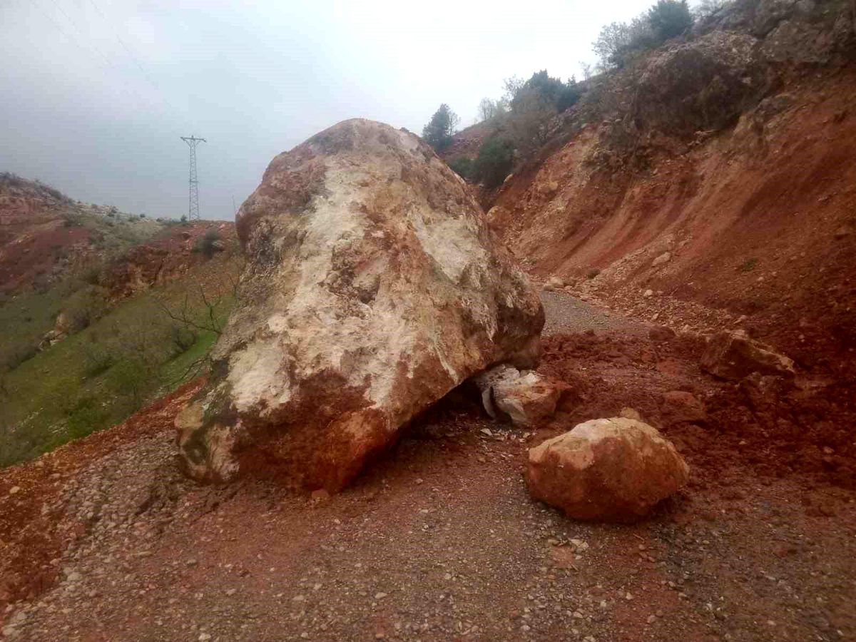 Siirt'te sel ve heyelanlar nedeniyle kapalı olan 70 köy yolu ulaşıma açıldı