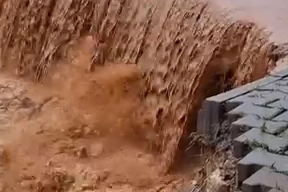 Siirt'te sağanak; Yollar çöktü, ev ve iş yerlerini su bastı