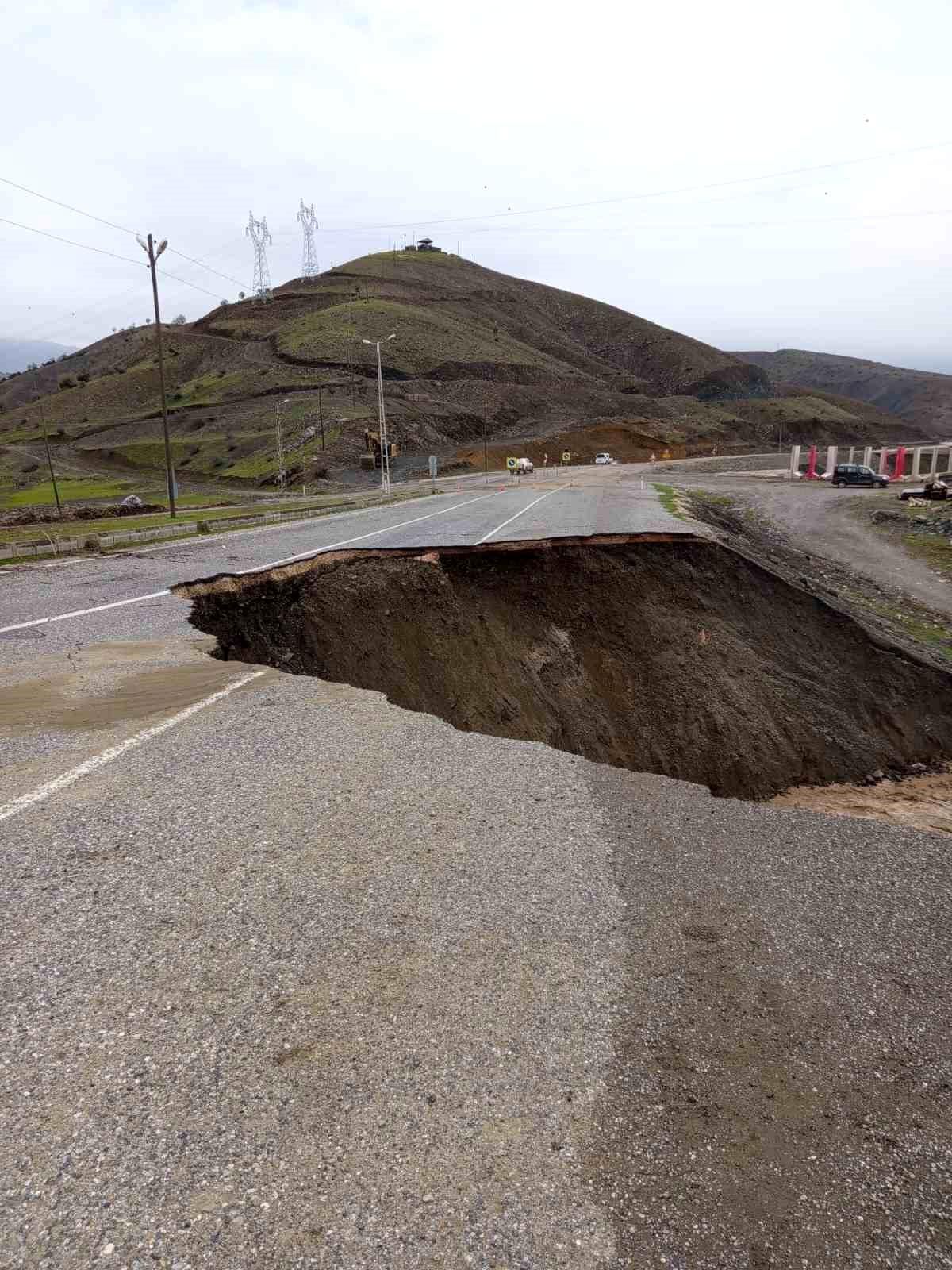 Siirt'te şiddetli yağışların ardından yol çöktü, heyelan meydana geldi
