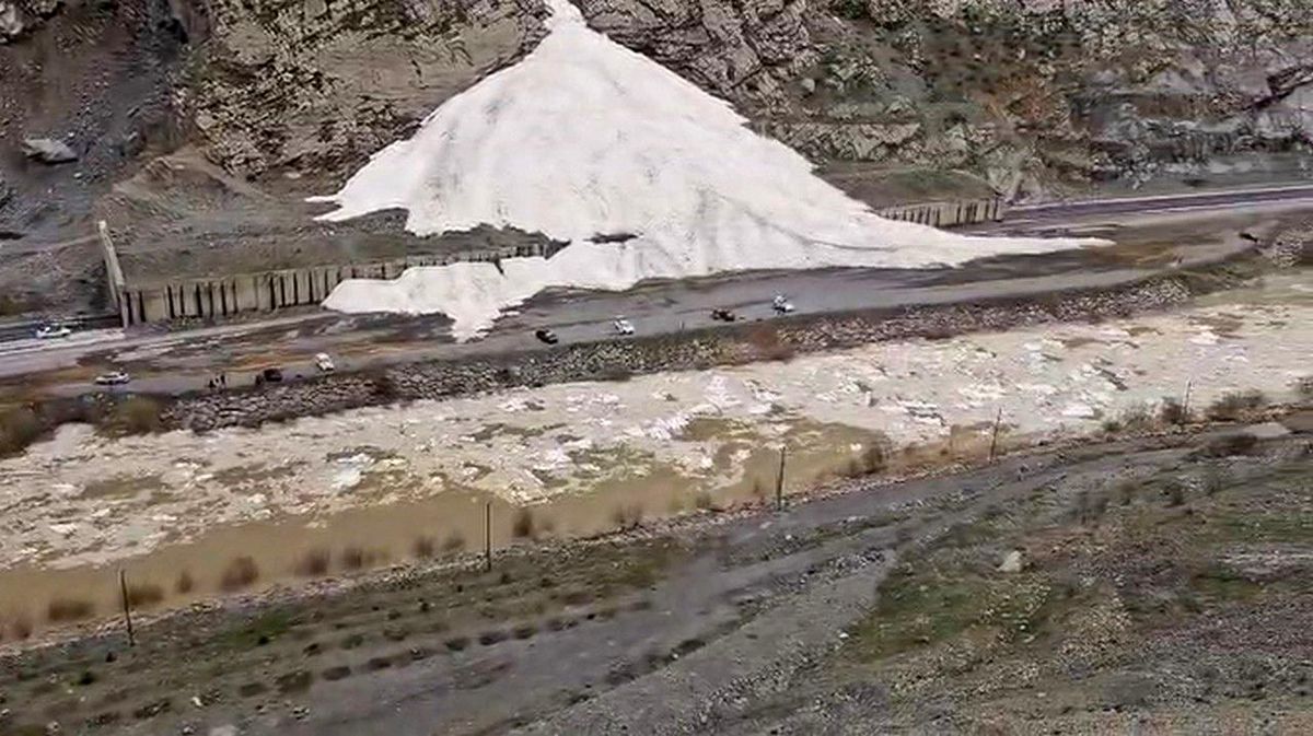 Sümbül Dağı'nda çığ devam ediyor