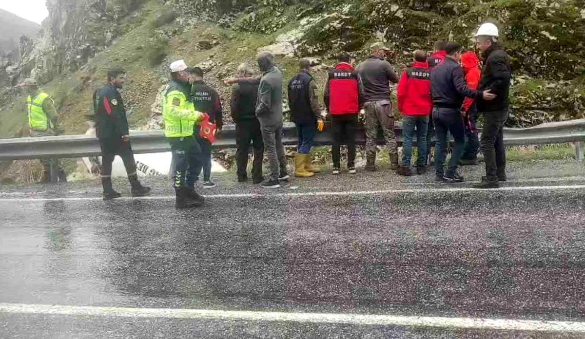 Tatvan'da beton mikseri dereye uçtu
