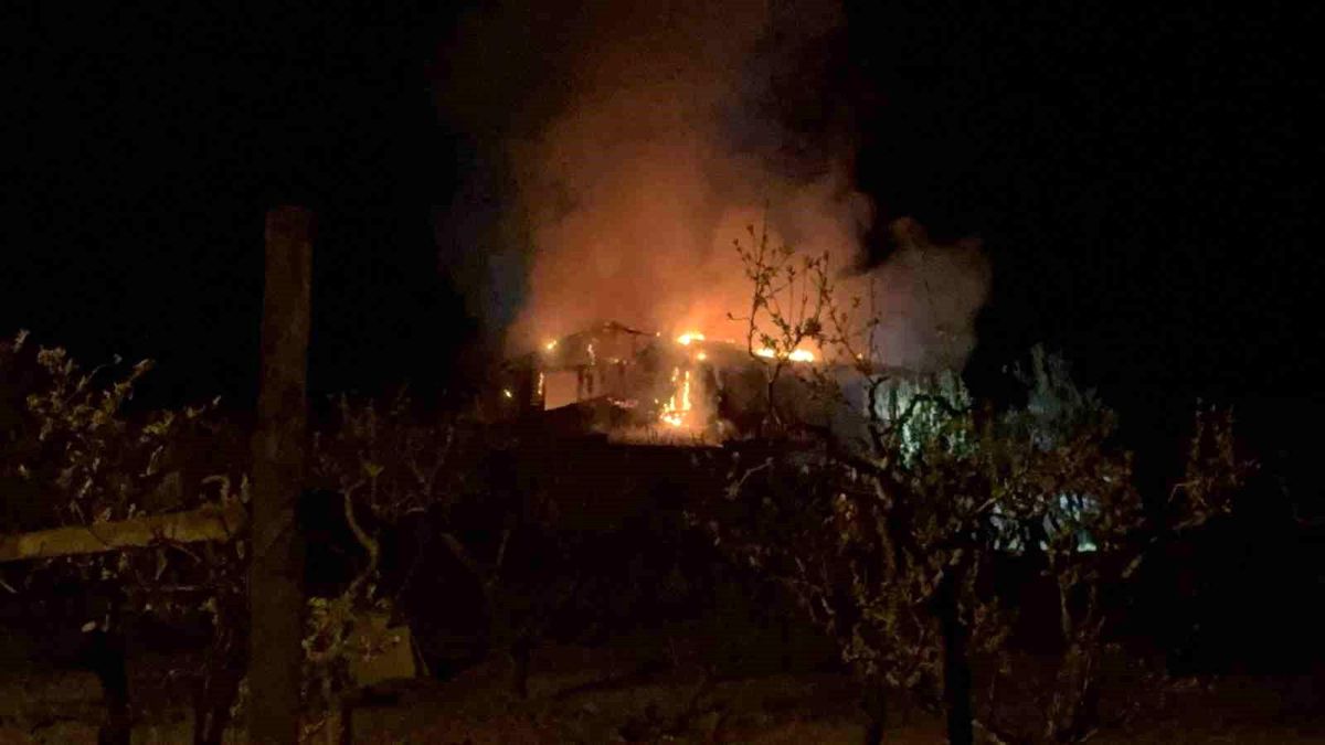 Tokat'ta çıkan yangında ev kullanılamaz hale geldi