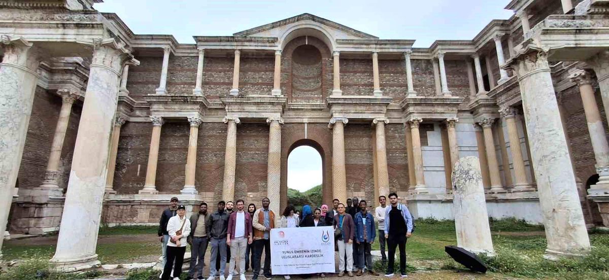 Uluslararası öğrenciler Sardes'te tarihle buluştu