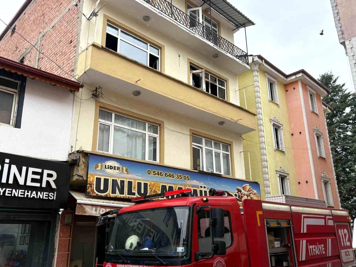 Vezirköprü'de daire yangını