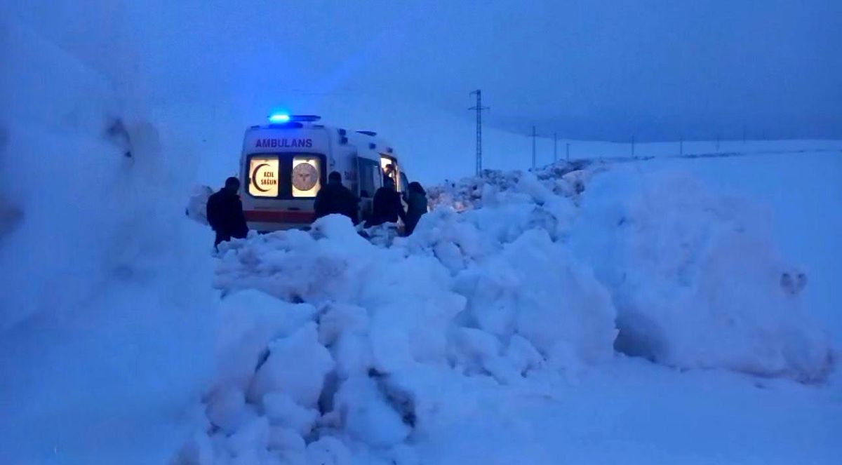 Ağrı'da nisan karı yolu kapattı: Hasta kurtarmaya giden ambulansa ekipler yetişti