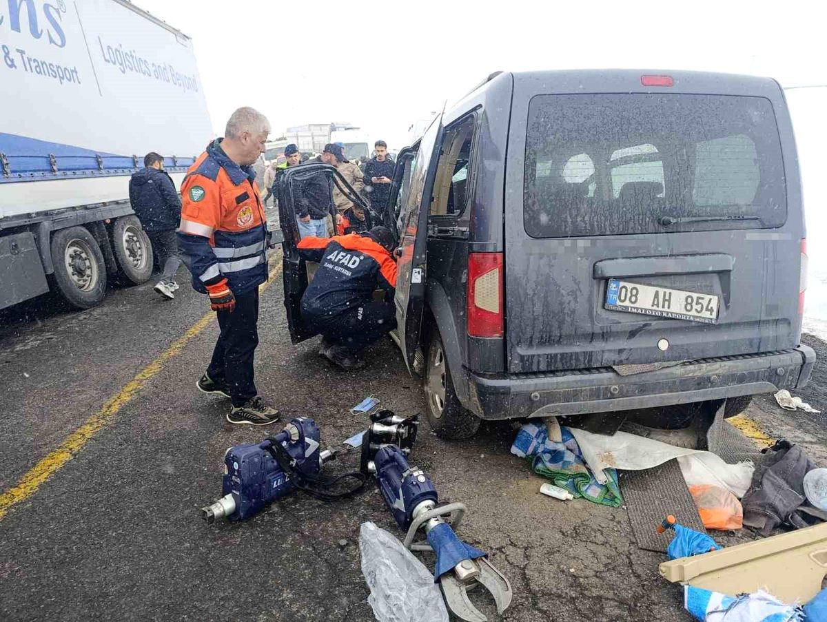 Artvin'de sis ve hatalı sollama kazaya neden oldu: 2 yaralı