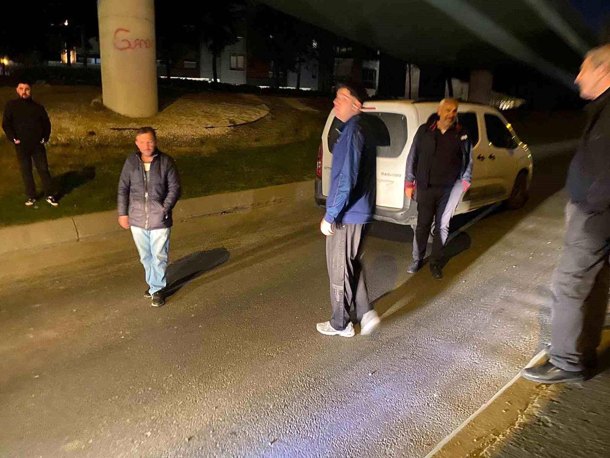 Bakırköy'de seyir halindeki araç bir anda kendini kilitleyerek yolun ortasında durdu, trafik kilitlendi