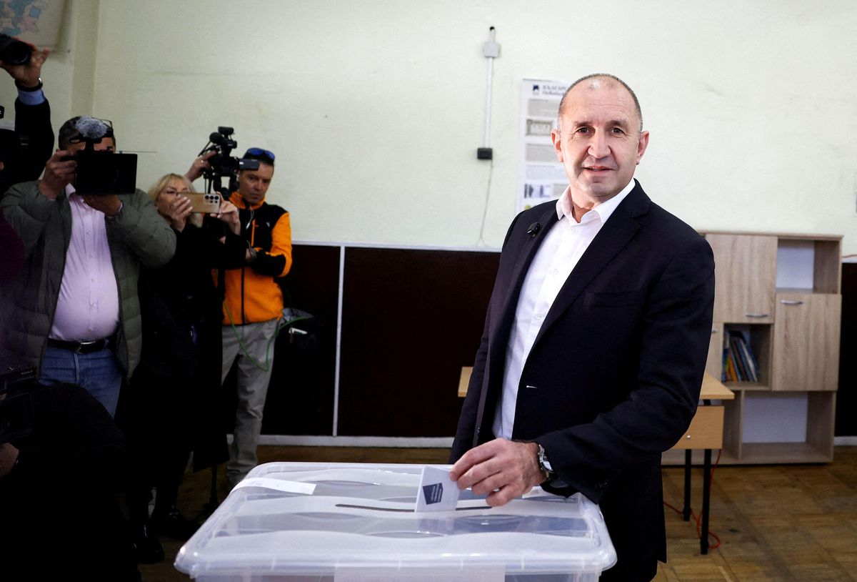Bulgaristan'da genel seçimi açık farkla kazanan Rumen Radev kimdir?