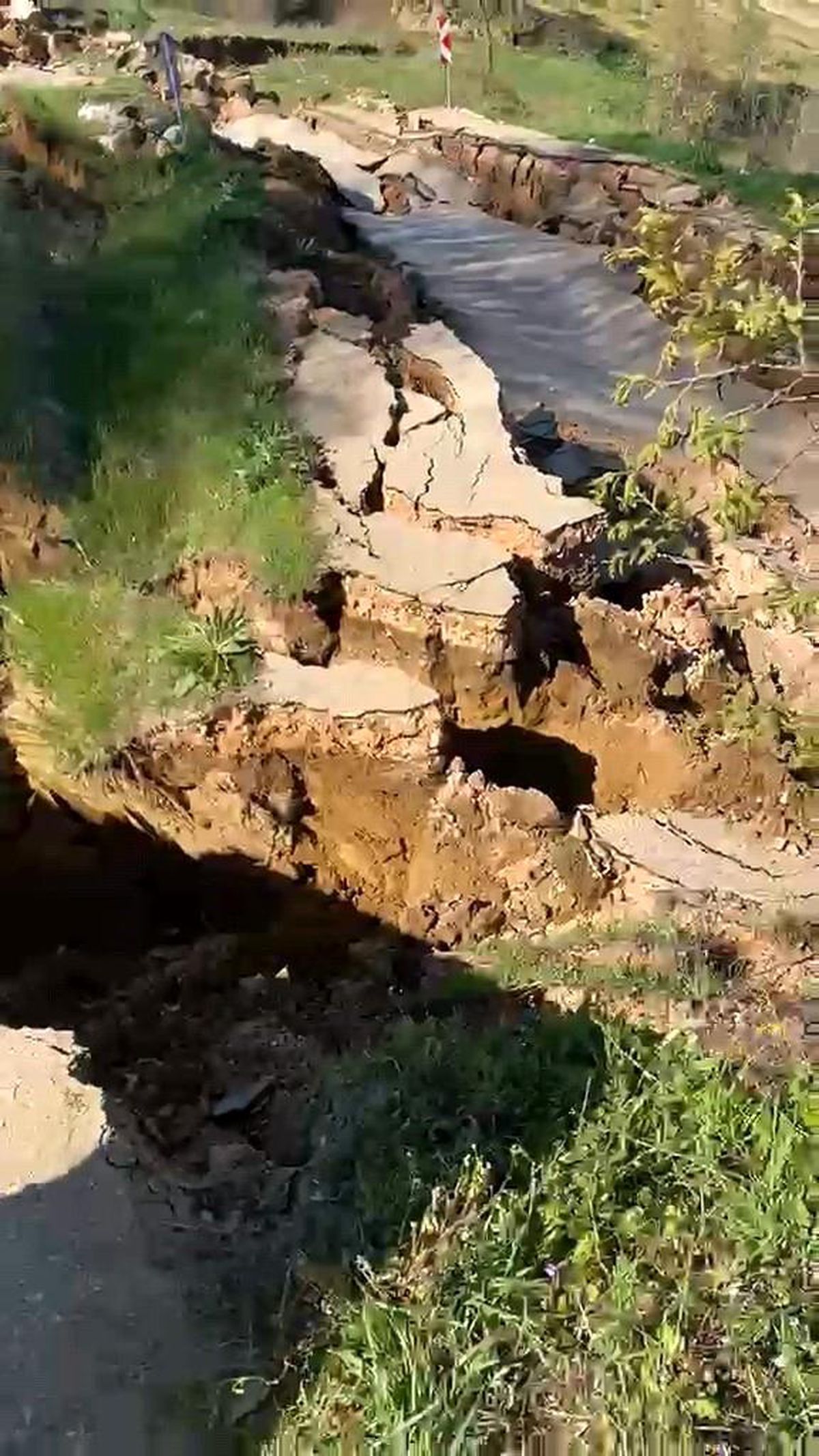 Bursa'da meydana gelen heyelan yolu parçalara ayırdı