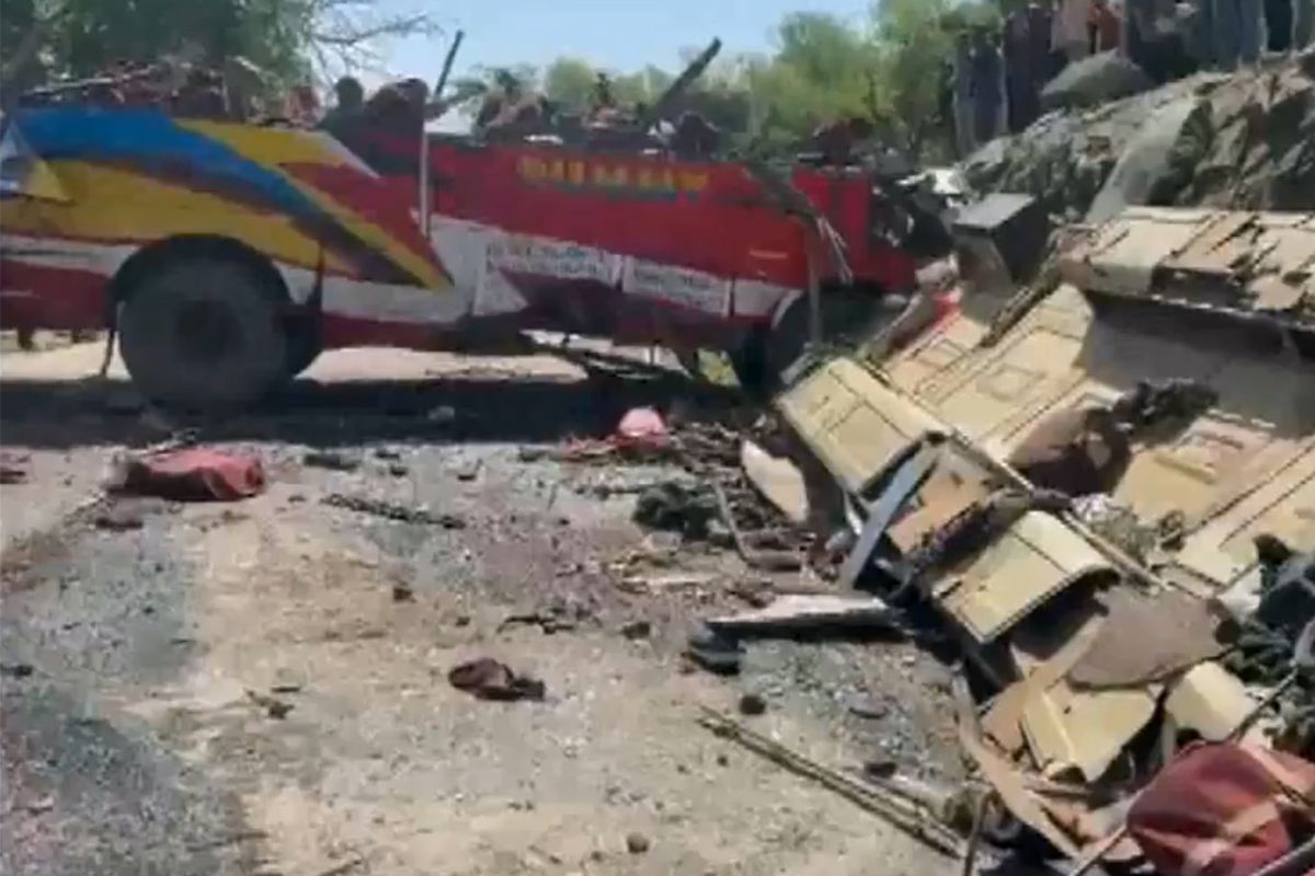 Cammu Keşmir'de yolcu otobüsünün uçuruma yuvarlandı: 21 ölü