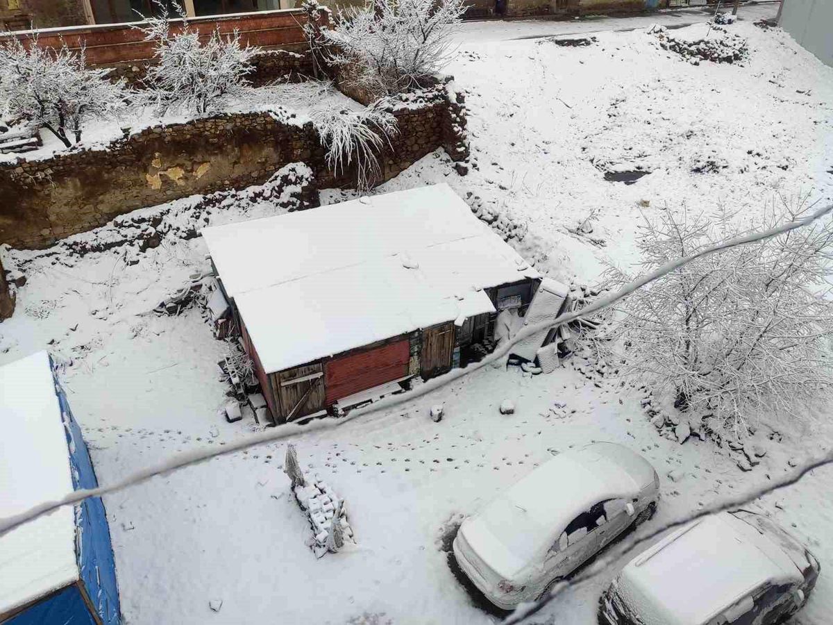 Demirözü'nde nisan sürprizi: İlçe beyaza büründü