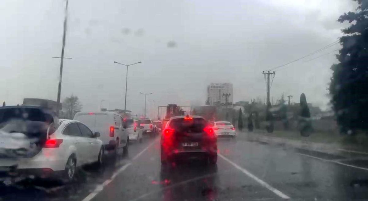 Diyarbakır'da sağanak ve dolu yağışı etkili oldu