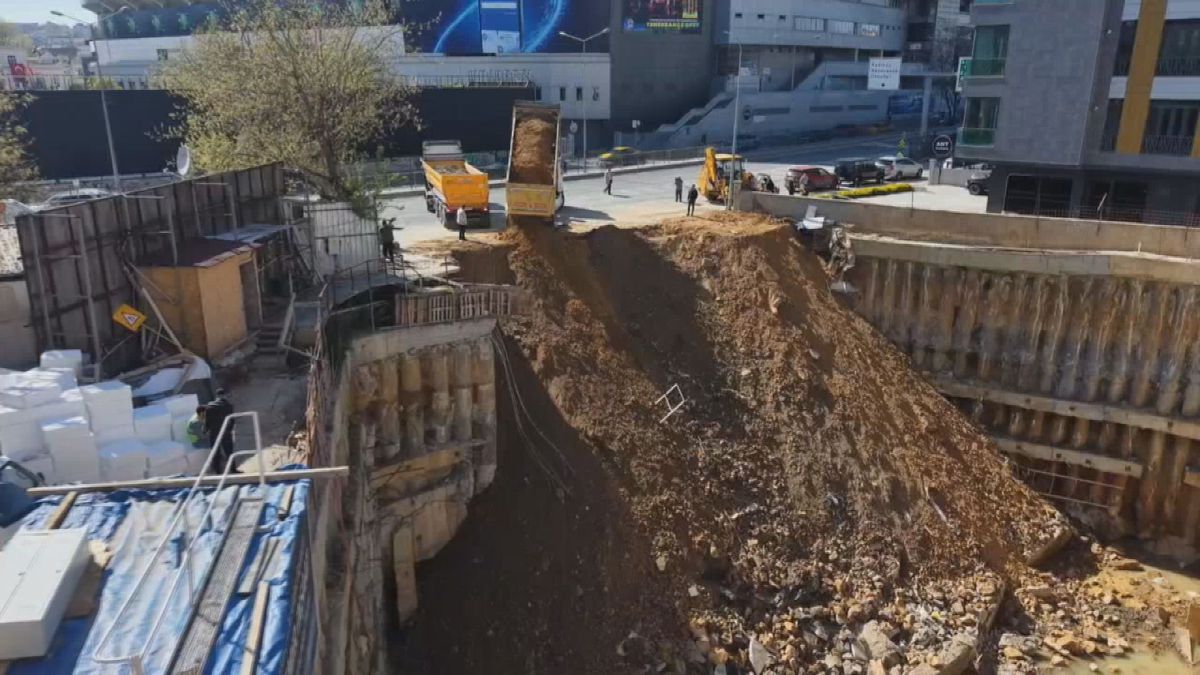 Fenerbahçe Stadyumu'nun yanındaki inşaat duvarının çökme anı kamerada