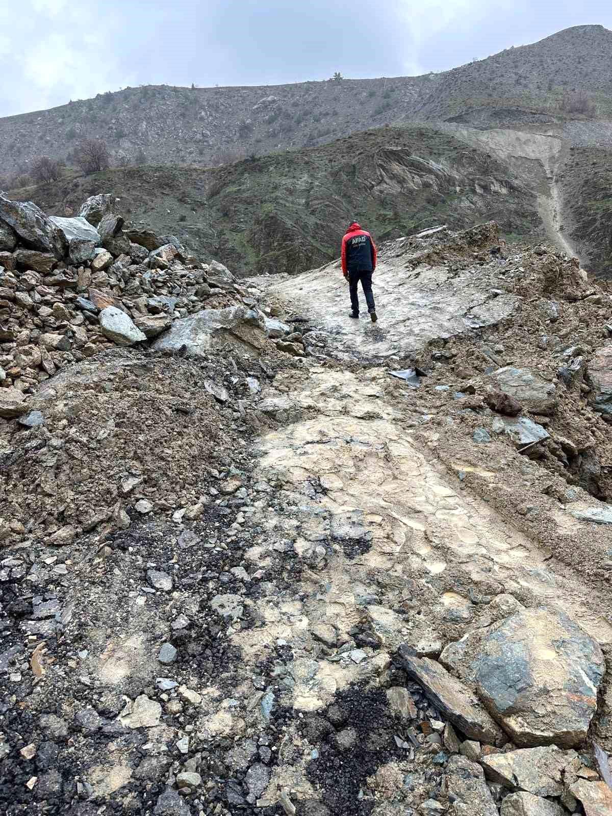 Hakkari-Van kara yolunda heyelan riski devam ediyor
