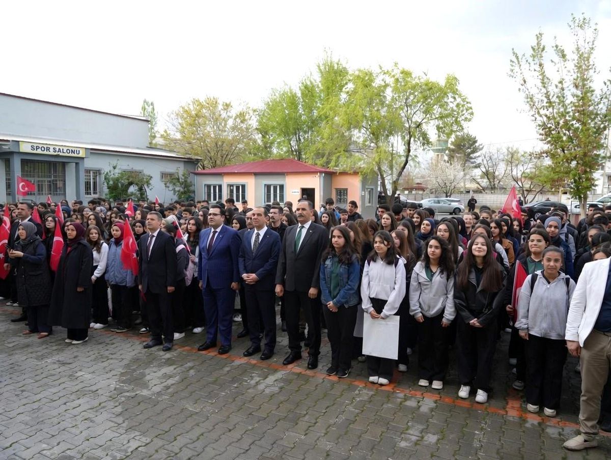 Iğdır'da haftanın ilk eğitim gününde protokol öğrencilerle buluştu