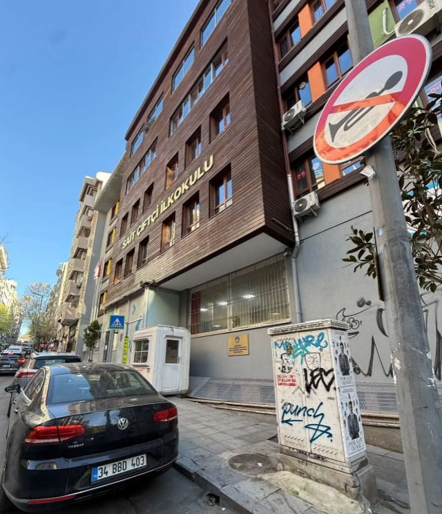 istanbulda okul onunde skandal 19766614 4226 2 m