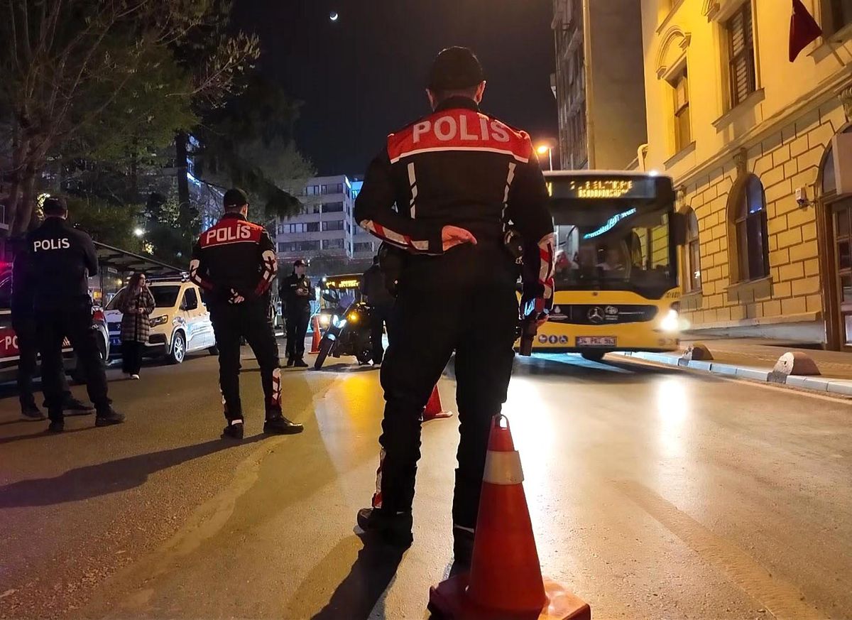 Kadıköy'de polis ekipleri asayiş uygulaması gerçekleştirdi