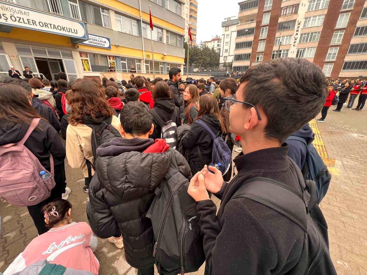 Kahramanmaraş'ta öğrenciler, saldırıda hayatını kaybedenler için dua etti