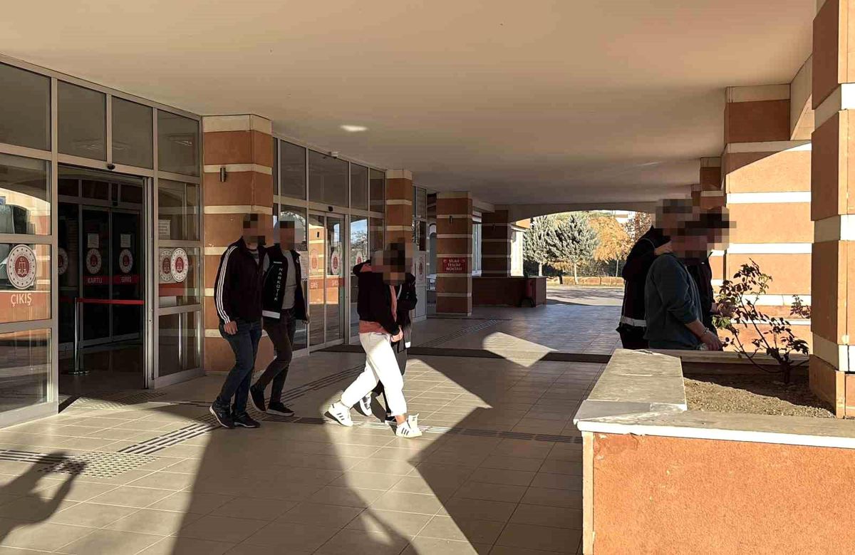 Kastamonu'da uyuşturucu operasyonlarında gözaltına alınan 3 şüpheli tutuklandı