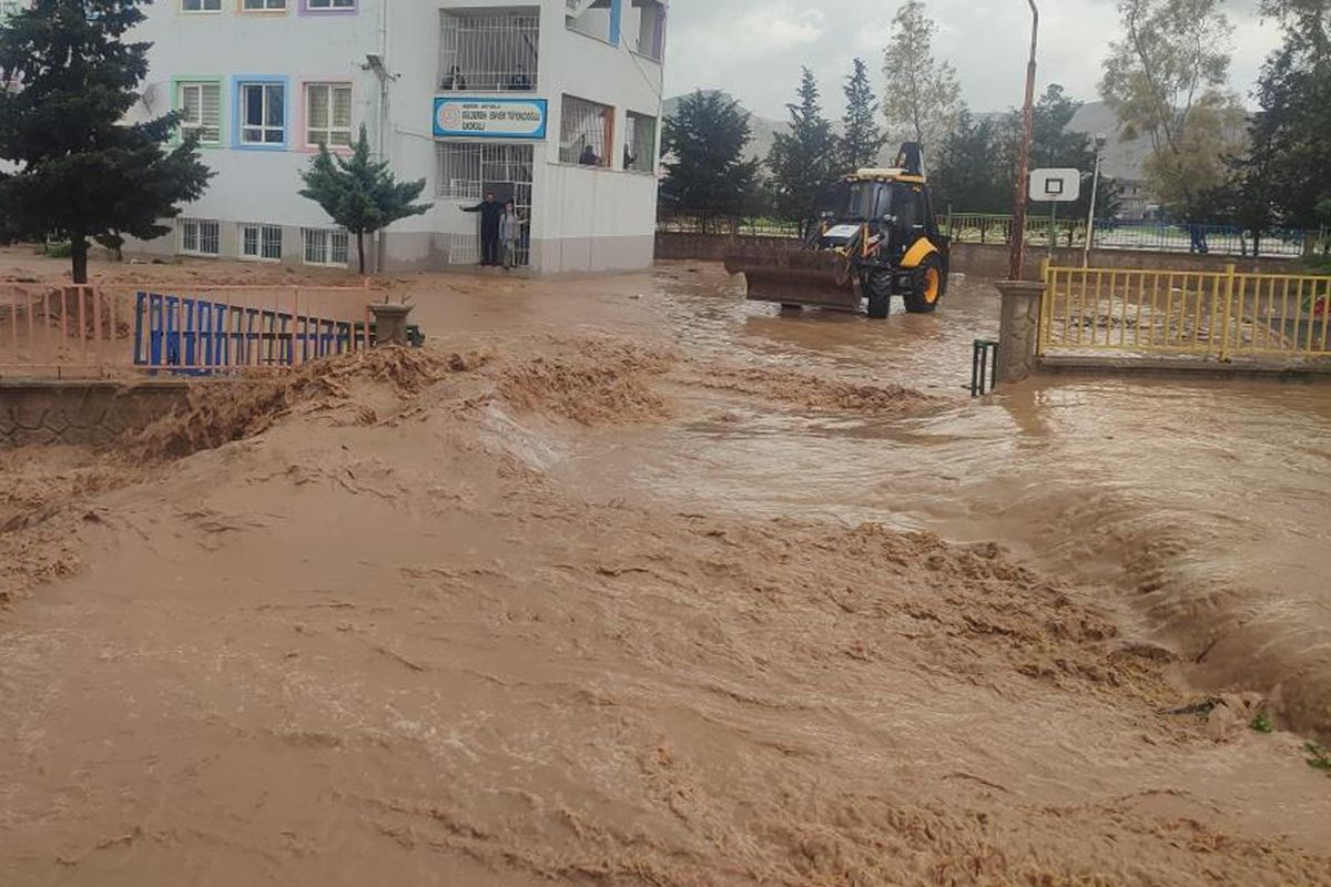 Mardin'de sağanak nedeniyle 75 öğrenci okulda mahsur kaldı
