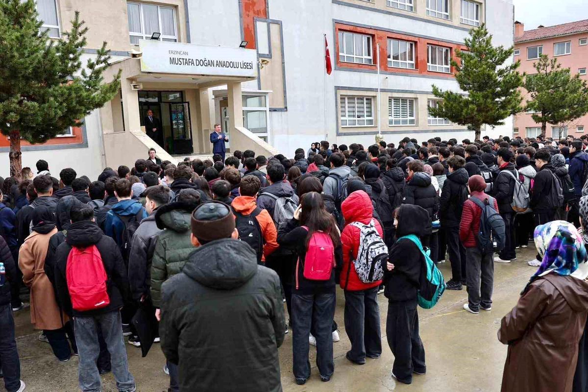 Mustafa Doğan Anadolu Lisesi'nde şehitler için saygı programı