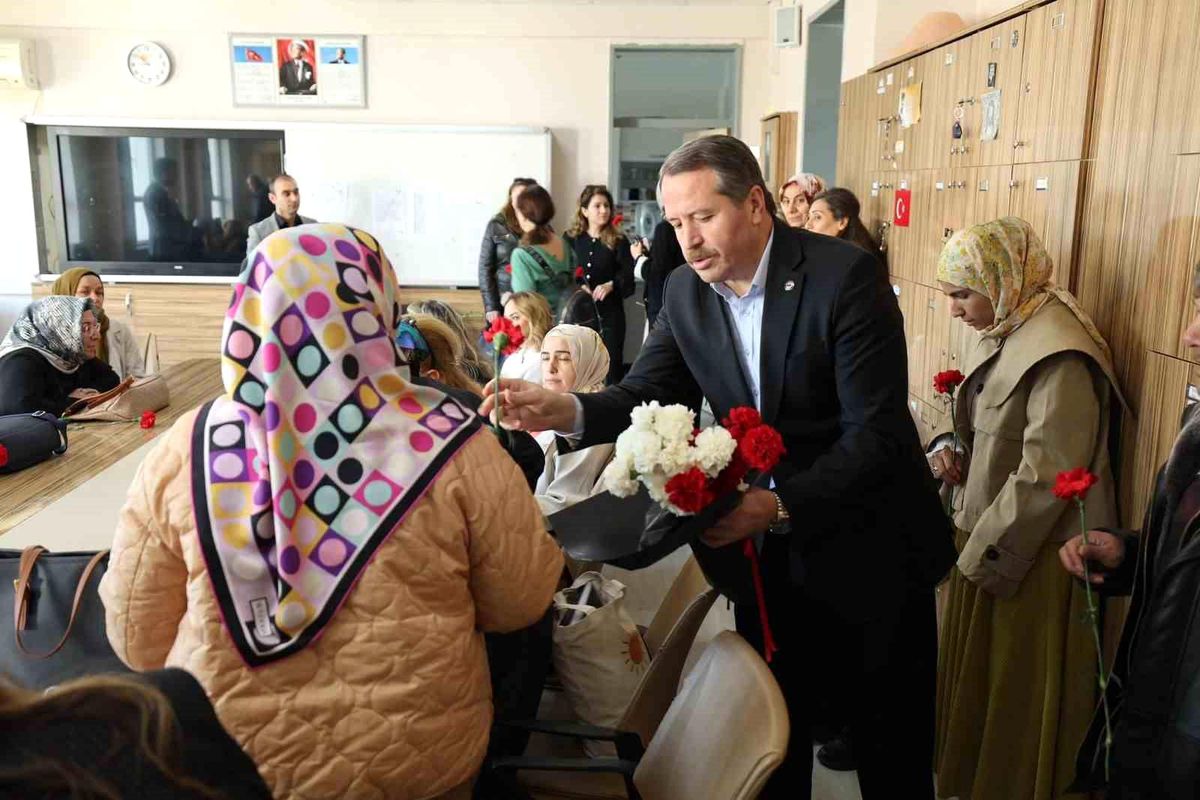 Öğretmenler 81 ilde bayraklarla ders başı yaptı