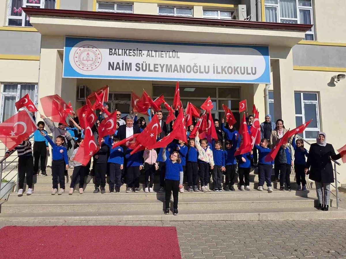 Okullarda Türk bayraklı tören