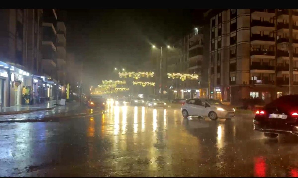 Osmaniye'de şiddetli yağmur ulaşımı vurdu