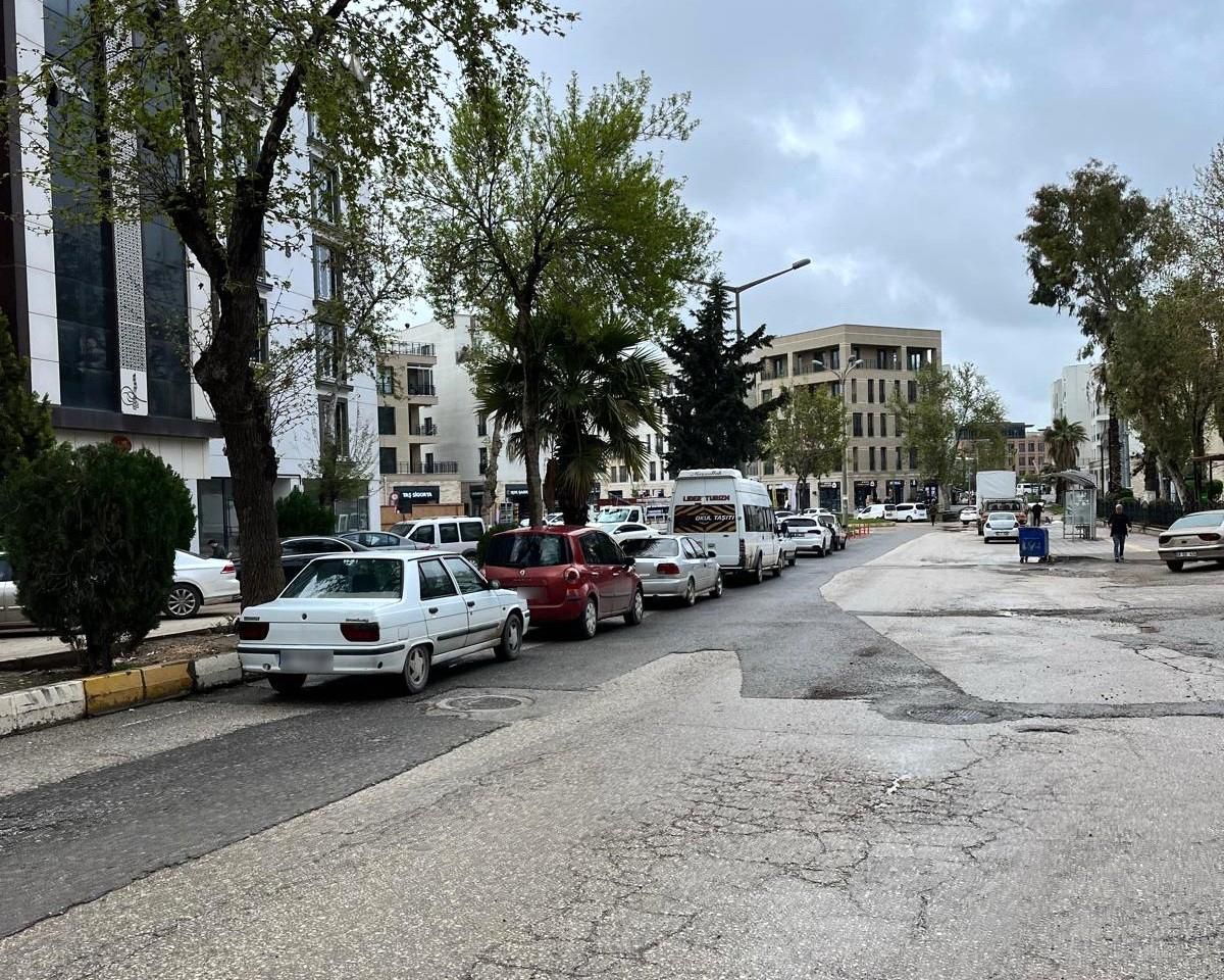 Refüj dibine park edilen araçlar pes dedirtiyor