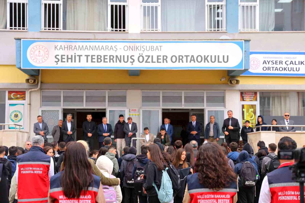 Saldırının gerçekleştiği okulun velileri çocuklarını öperek okula yolladı