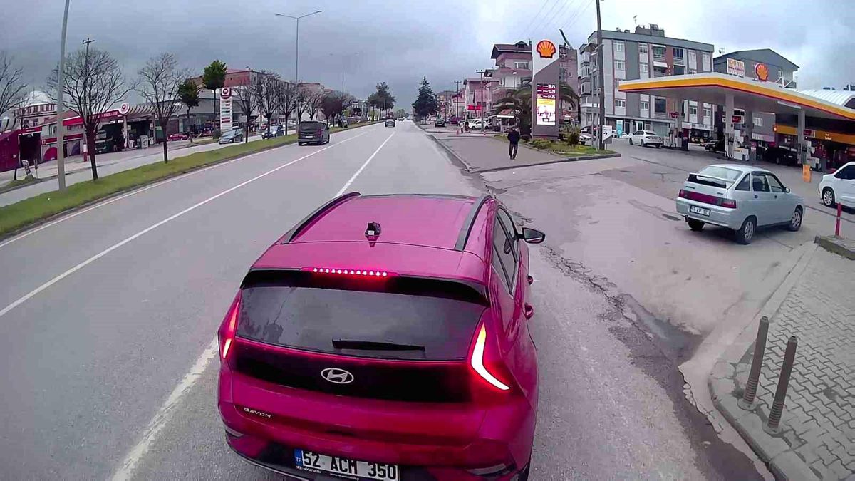 Samsun'da aniden çimento yüklü tırın önüne çıkan otomobil yürekleri ağza getirdi