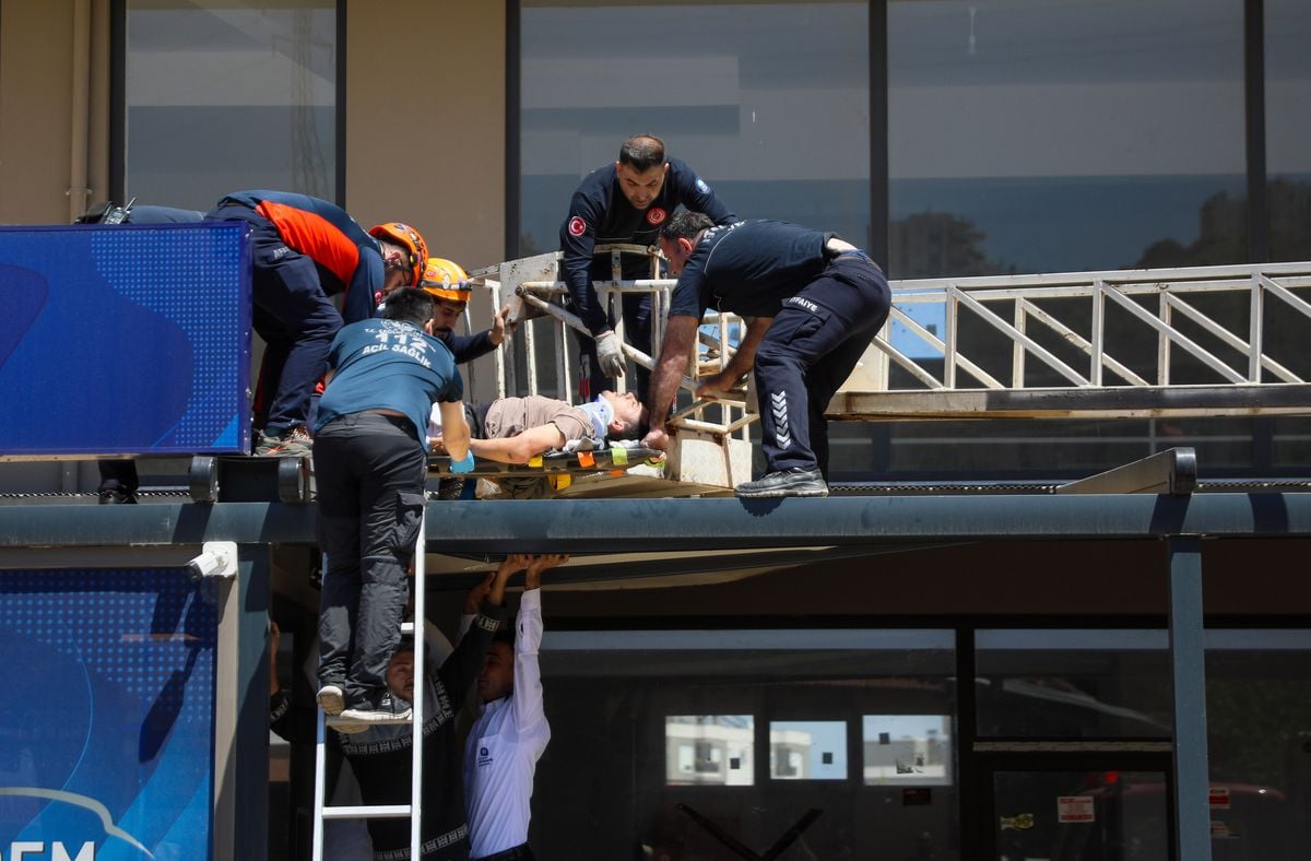 Antalya'da evinin penceresinden iş yerinin tentesine düşen kişi yaralandı