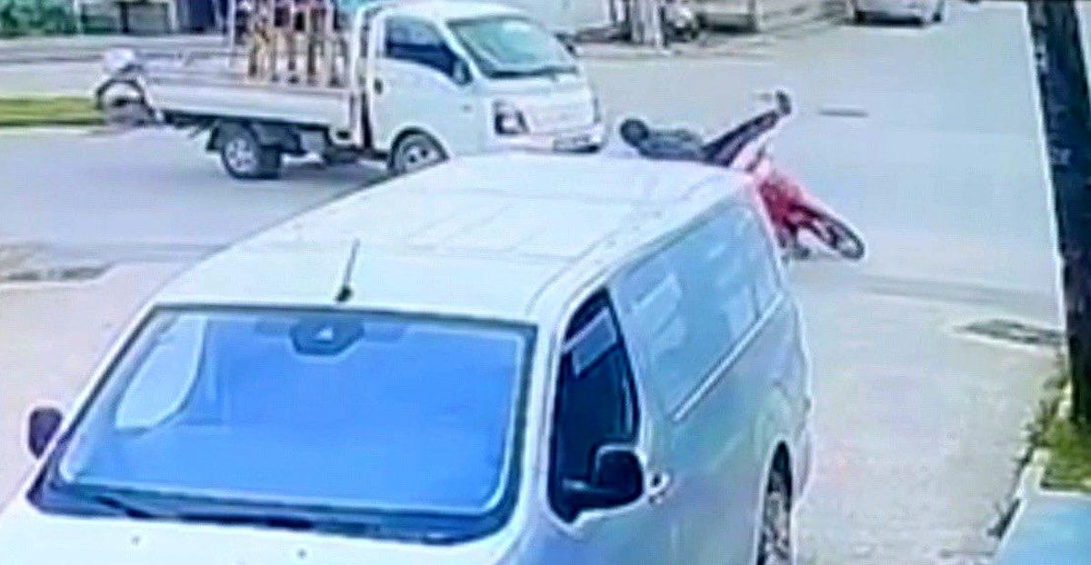 Bursa'da kamyonet ile motosiklet çarpıştı: 1 yaralı