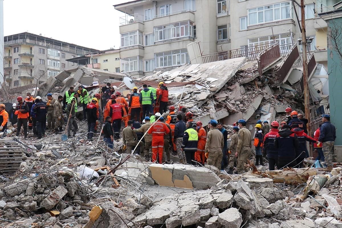 Depremde 3 kişinin öldüğü Nusret Bey Apartmanı davasında iki kamu görevlisine hapis cezası
