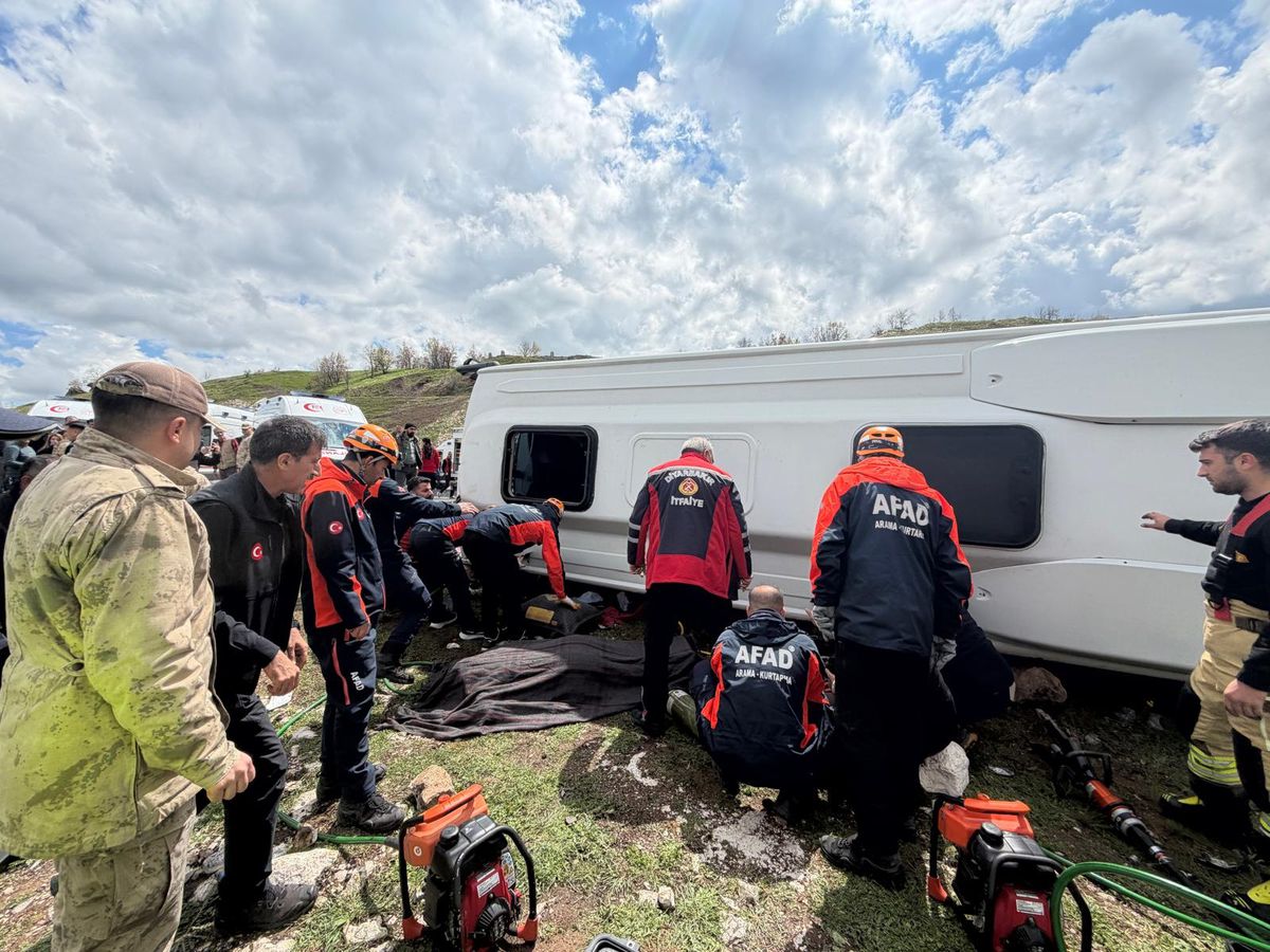 Diyarbakır-Bingöl Yolunda Midibüs Devrildi: 1 Ölü, 12 Yaralı