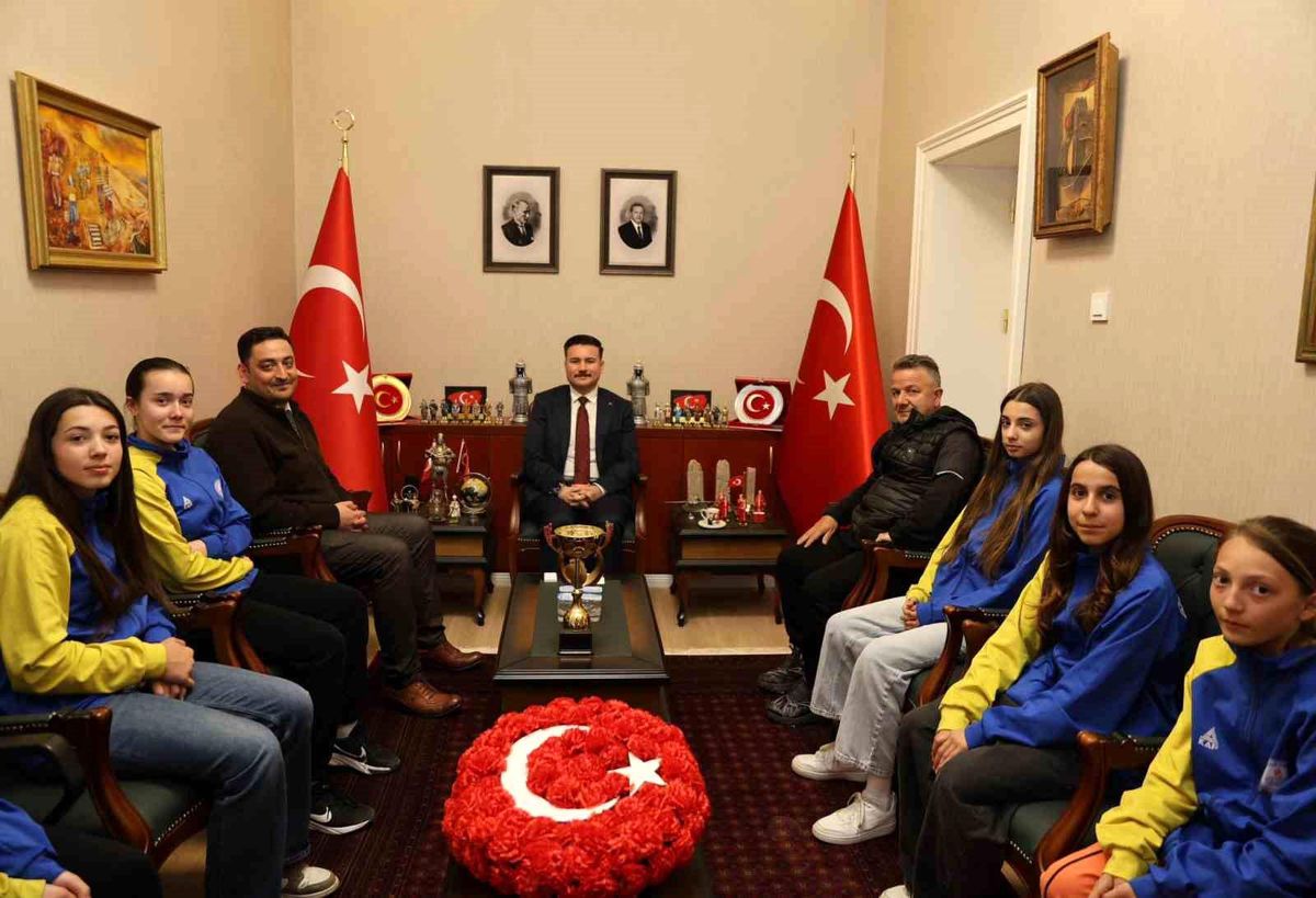 Gökçeada'nın şampiyon kızları kaymakamlık makamında ağırlandı