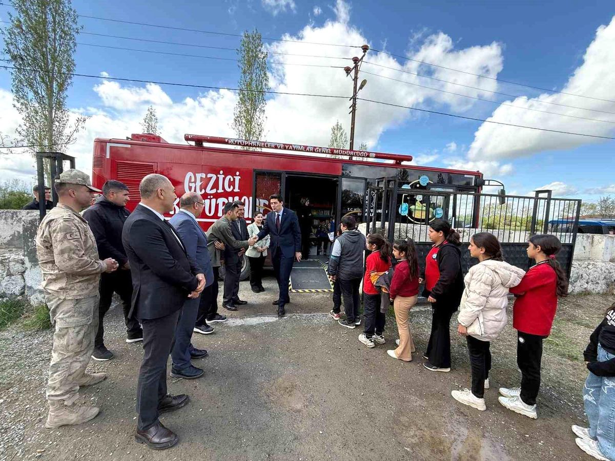 Iğdır'ın Cennetabat köyünde gezici kütüphane öğrencilerle buluştu